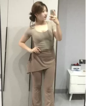 郑州  小美女很有服务意识