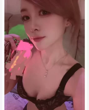 美乳翘臀气质美女