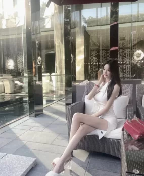 五官精致皮肤白皙身材唯美美容院小姐姐