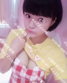 大波萌妹小若红红的唇太诱人