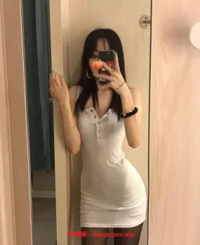 性感美女水多够紧，丝袜口吞，奶子好白好粉