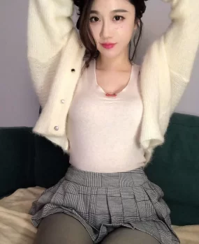 包头青山超精致，粉嫩蜜桃翘臀，干一次都不够